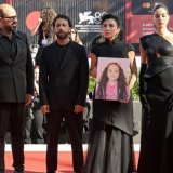 Vêtus de noir, les acteurs du film ont brandi une photo d'Hind Rajab sur le tapis rouge. KEYSTONE/EPA/RICCARDO ANTIMIANI